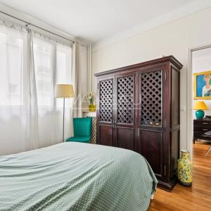 PARIS XVe - Volontaires : Appartement deux pièces au calme