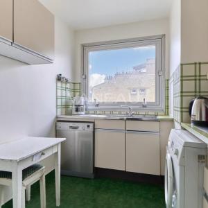 PARIS XVe - Appartement quatre pièces avec balcons - Parking en 