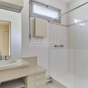 PARIS XVe - Appartement quatre pièces avec balcons - Parking en 