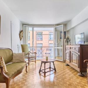 PARIS XVe - Volontaires : Appartement familial avec balcon