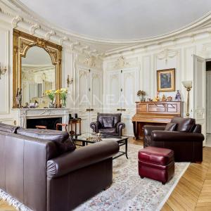 Paris VIIIe– Quartier Europe--Appartement familial et de réception