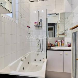 Paris VIIIe– Quartier Europe--Appartement familial et de récepti