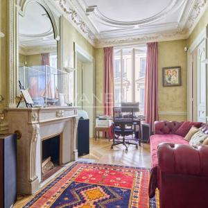 Paris VIIIe– Quartier Europe--Appartement familial et de récepti