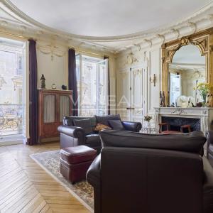 Paris VIIIe– Quartier Europe--Appartement familial et de récepti