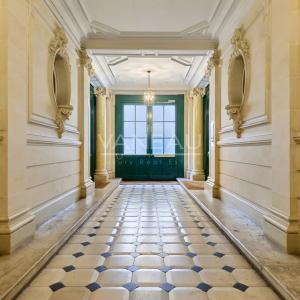 Paris VIIIe– Quartier Europe--Appartement familial et de récepti