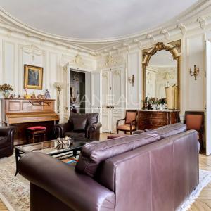 Paris VIIIe– Quartier Europe--Appartement familial et de récepti