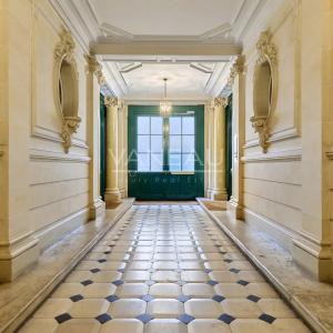 Paris VIIIe– Quartier Europe--Appartement familial et de réception