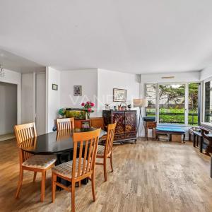 PARIS XVe - Commerce : Appartement familial avec balcon au calme