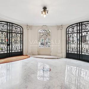 Paris XVIe - IENA - Place de l'Amiral de Grasse.