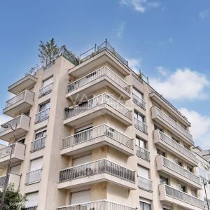 PARIS XVe - Appartement quatre pièces avec balcons - Parking inc