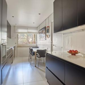 Neuilly-sur-Seine-Victor Hugo/Saussaye-Elégant appartement familial avec balcons