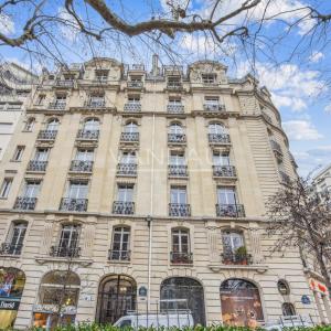 PARIS XVe - Adolphe Cherioux - Studio en dernier étage