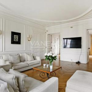 Paris VIIIe - A proximité du parc Monceau et de l’Etoile.