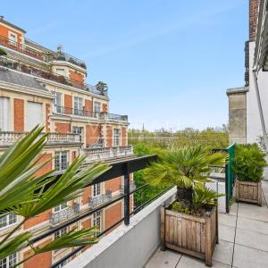 Paris VII - Quai d'Orsay - Etage élevé avec terrasse