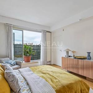 Paris VII - Quai d'Orsay - Etage élevé avec terrasse