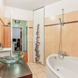 Deux pièces avec balcon exposé sud - immeuble moderne