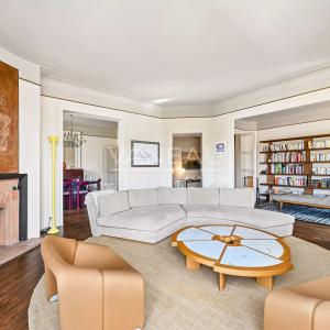 Paris VII – Élégant appartement de réception avec balcons – 171,05 m²