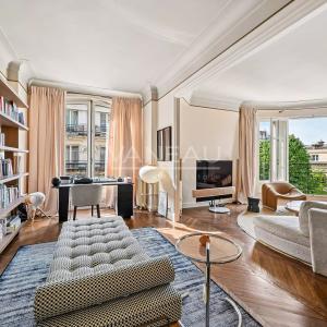 Paris VII – Élégant appartement de réception avec balcons – 171,05 m²