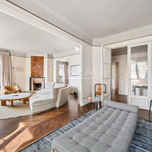 Paris VII – Élégant appartement de réception avec balcons – 175 