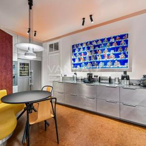 Paris VII – Élégant appartement de réception avec balcons – 175 