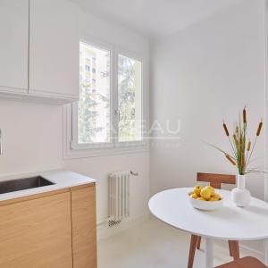 Paris XVIe - Jasmin - René Bazin - Appartement trois chambres, lumineux avec Balcon.