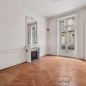 Paris VIII - Triangle d'or - Appartement de caractère traversant