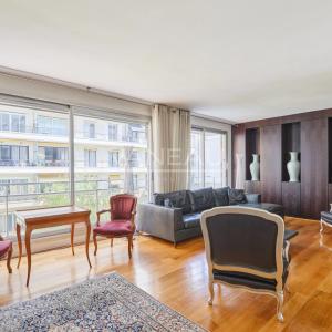 Paris XVIe - Henri Martin - Quatre pièces en étage.