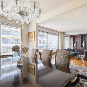 Paris XVIe - Henri Martin - Quatre pièces en étage.