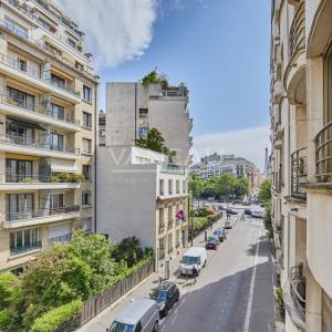 Paris XVIe - Henri Martin - Quatre pièces en étage.