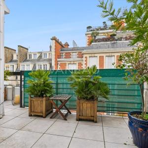 Paris VII - Quai d'Orsay - Etage élevé avec terrasse