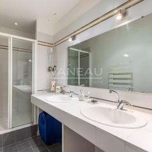 Paris XVIIIe - Maison de ville familiale avec cour arborée à l'a