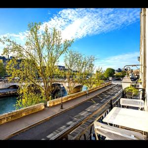 PARIS 1er – VUE DÉGAGÉE SUR LA SEINE – À 10 MINUTES DU LOUVRE – 