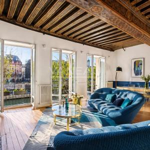 PARIS 1er – VUE DÉGAGÉE SUR LA SEINE – À 10 MINUTES DU LOUVRE – 