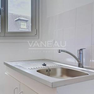 VANEAU VII - RUE VANEAU - STUDIO AVEC COIN BUREAU