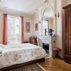 Paris VIIIe– Quartier Europe--Appartement familial et de récepti