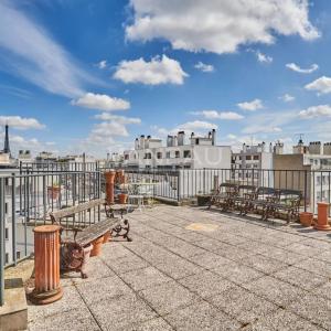 Paris XVeme –  Bergers/ Saint Charles– Loft atypique avec toit-t