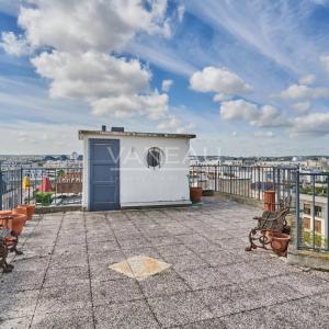 Paris XVeme –  Bergers/ Saint Charles– Loft atypique avec toit-t