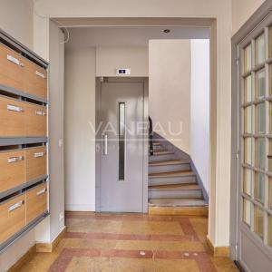 Paris XVeme –  Bergers/ Saint Charles– Loft atypique avec toit-t
