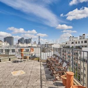 Paris XVeme –  Bergers/ Saint Charles– Loft atypique avec toit-t
