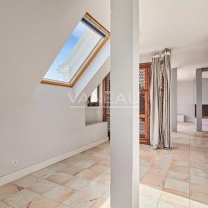Paris XVeme –  Bergers/ Saint Charles– Loft atypique avec toit-t