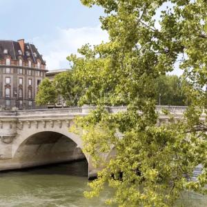 PARIS 1er – VUE DÉGAGÉE SUR LA SEINE – À 10 MINUTES DU LOUVRE – 