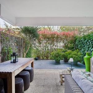 Boulogne - Terrasse au calme sur jardin, sans vis à vis exposée 