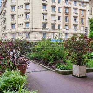 PARIS XVe - Mairie : Appartement avec balcons et vue dégagée sur