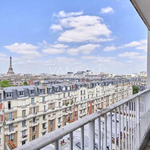 PARIS XVe - Mairie : Appartement avec balcons et vue dégagée sur monuments