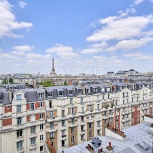 PARIS XVe - Mairie : Appartement avec balcons et vue dégagée sur