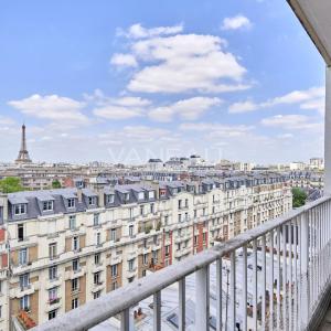 PARIS XVe - Mairie : Appartement avec balcons et vue dégagée sur
