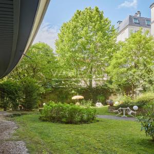 Neuilly – Quartier Mairie – Appartement au calme sur jardin avec fort potentiel – Possibilité 2 chambres