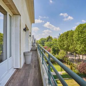 Neuilly sur Seine - Château - Dernier étage terrasse de plain-pi