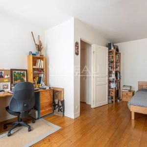 Paris XVIIIe - Maison de ville familiale avec cour arborée à l'a