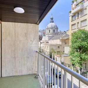 PARIS XVIè – RANELAGH - BALCON-TERRASSE SUR INTÉRIEUR